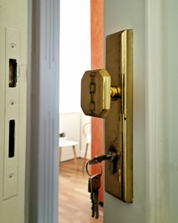 Szakemberünk zárcserét végez a X. kerület Gergely utca bejárati ajtóján